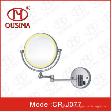 Double miroir à maquillage utilisé dans la salle de bain